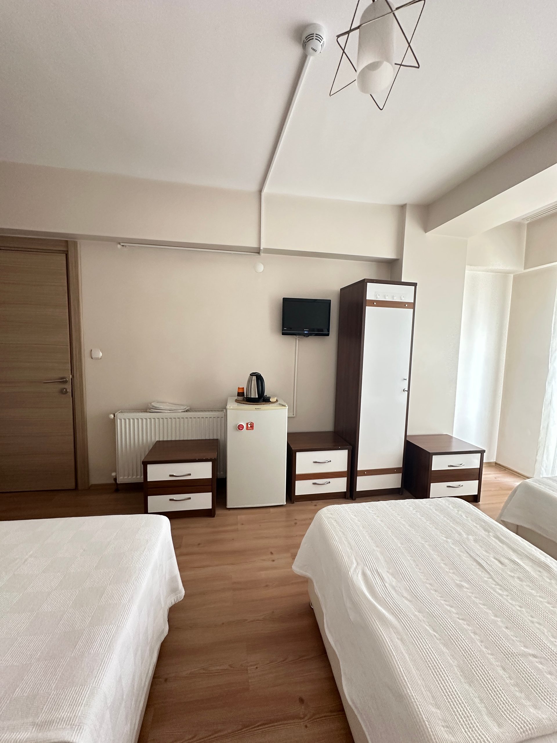 Ada Kız Yurdu - Odada LED TV, gardırop ve komodinler